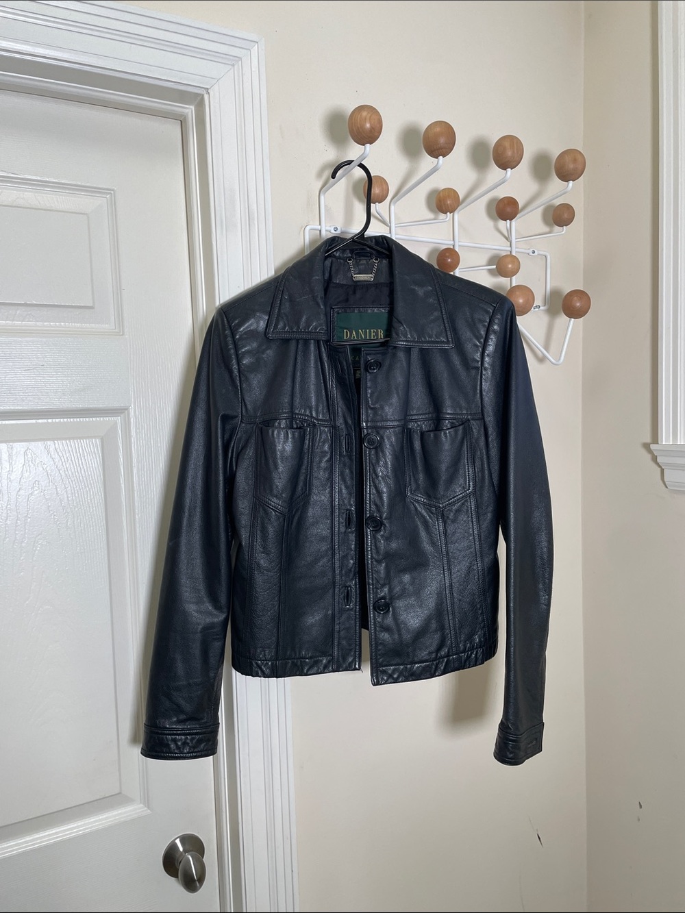 Danier   Short Leather Button-Up Jacket Black  XS